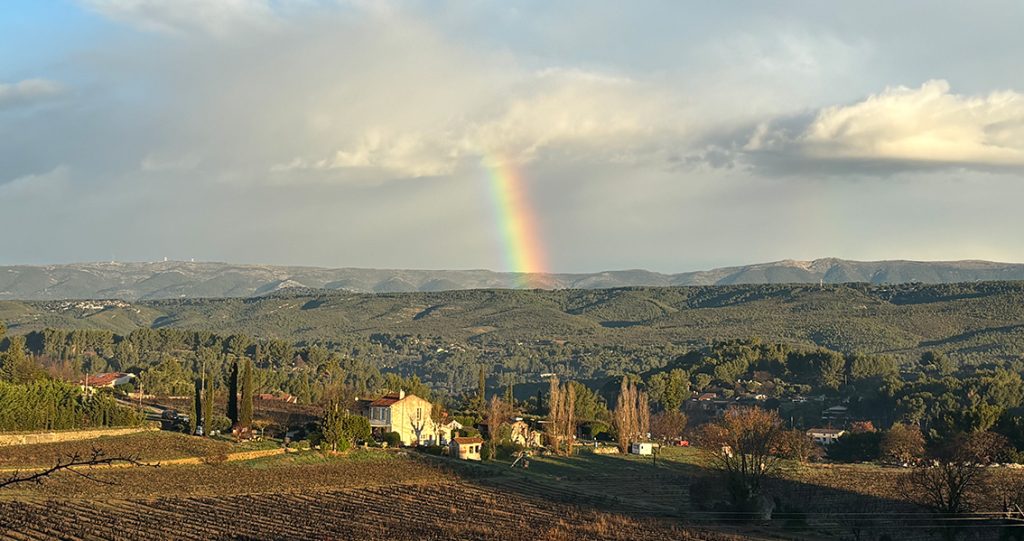 Arc en ciel au-dessus de la sainte Baume depuis le Beausset 83. Espace Enso